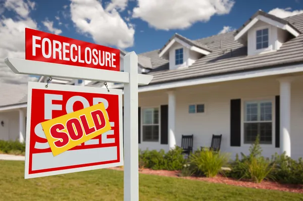 Продано Foreclosure Знак недвижимости, Главная страница — стоковое фото