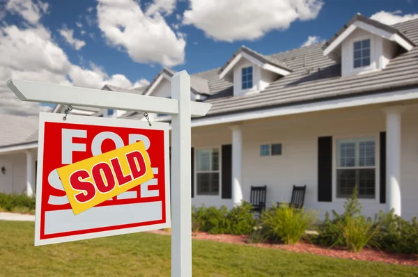 Såld hem för försäljning tecken och hus — Stockfoto
