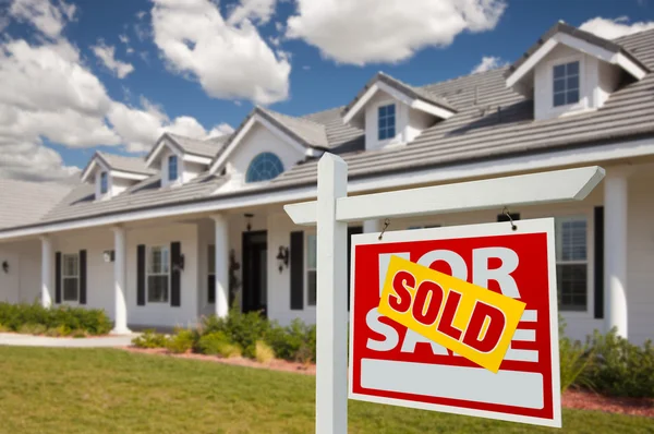 Verkochte huis voor verkoop onroerend goed teken en huis — Stockfoto