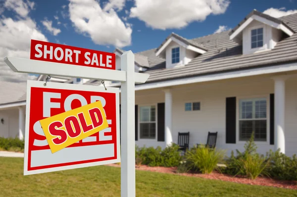 Vendido curto sinal de venda e casa — Fotografia de Stock