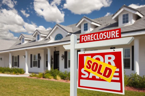 Verkocht verhinderings huis voor verkoop onroerend goed teken — Stockfoto