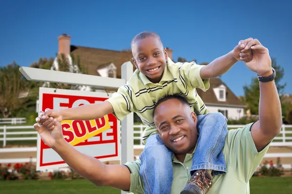 Vater und Sohn vor verkauftem Schild — Stockfoto