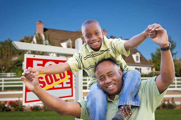 Padre e figlio afroamericano, Casa — Foto Stock