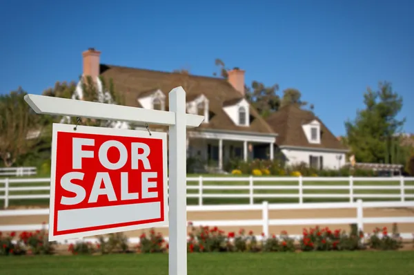 Voor verkoop onroerend goed teken in de voorkant van het huis — Stockfoto
