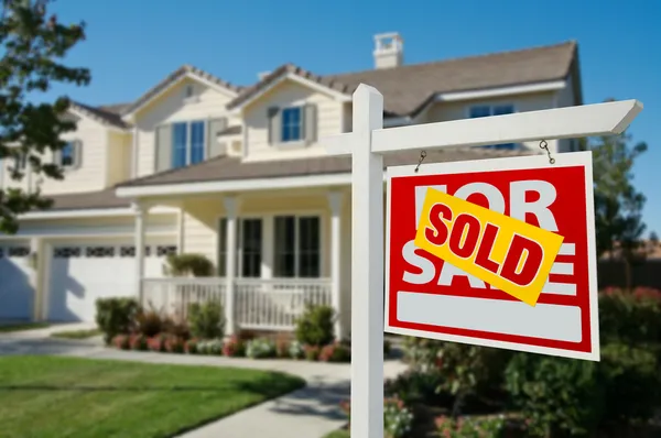 Verkochte huis voor verkoop onroerend goed teken vooraan — Stockfoto