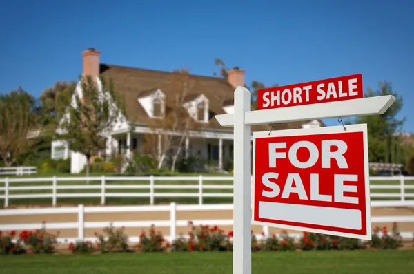 Kısa Satılık ev Satılık Emlak için işaret içinde sağa sola — Stok fotoğraf
