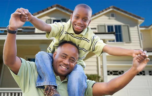 Афроамериканский отец и сын, дом — стоковое фото