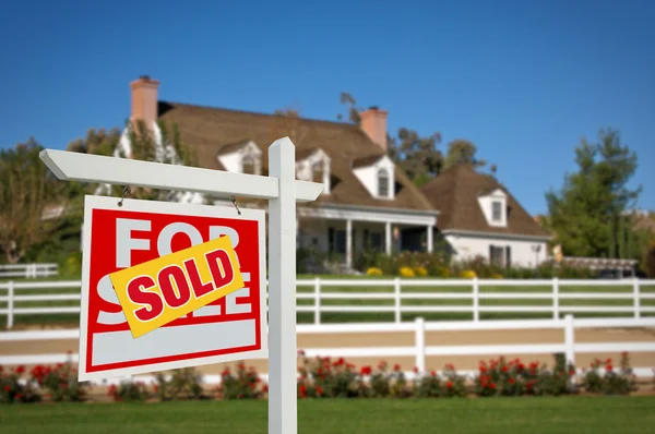 Verkochte huis voor verkoop onroerend goed teken vooraan — Stockfoto