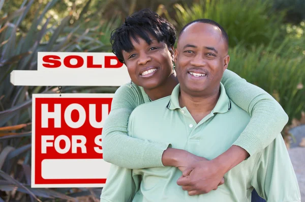 Africano casal americano Vendido sinal — Fotografia de Stock