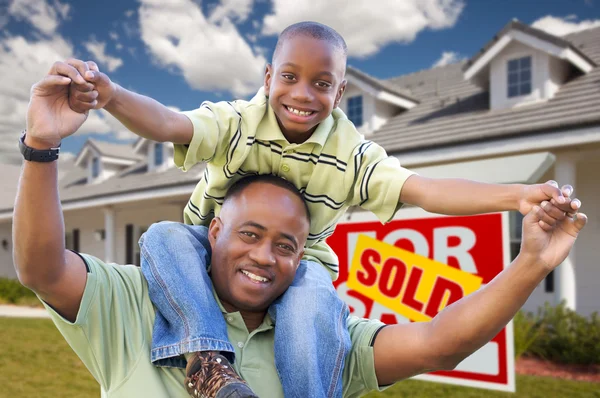 Afrikanisch-amerikanischer Vater und Sohn, Haus — Stockfoto