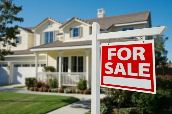 Huis voor verkoop onroerend goed teken vooraan — Stockfoto