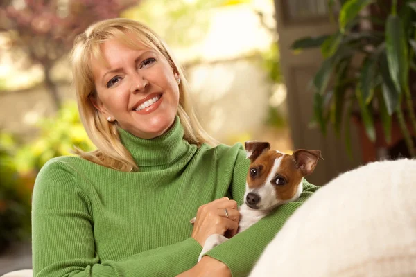 Kadın ve jack russell terrier yavrusu — Stok fotoğraf