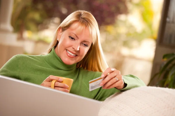 Mulher com cartão de crédito usando laptop — Fotografia de Stock