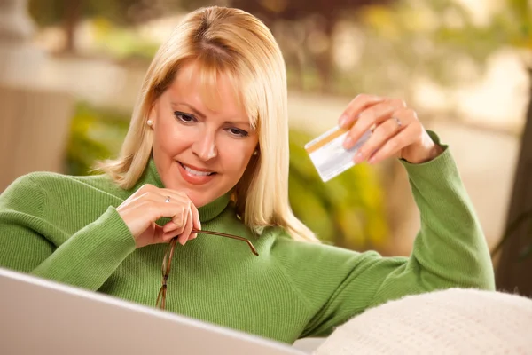 Vrouw met creditcard via laptop — Stockfoto