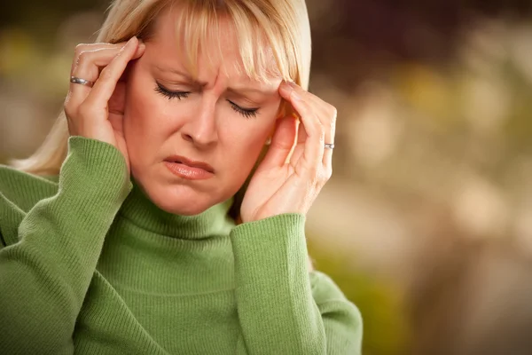 Grimasy žena trpí bolest hlavy — Stock fotografie