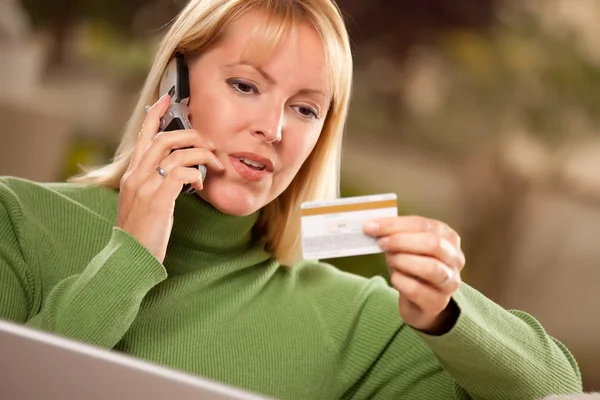 Mulher no telefone com laptop, cartão de crédito — Fotografia de Stock