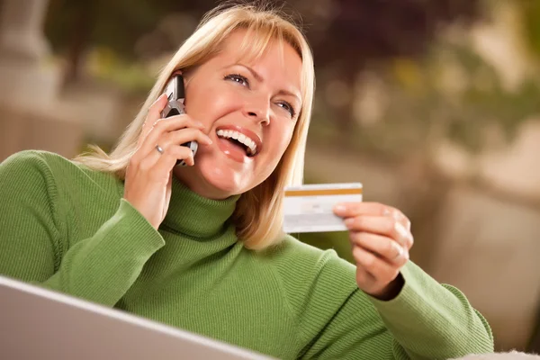 Mulher no telefone com laptop, cartão de crédito — Fotografia de Stock