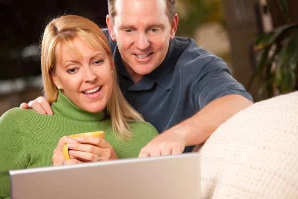 Przystojny szczęśliwa para za pomocą laptopa — Zdjęcie stockowe