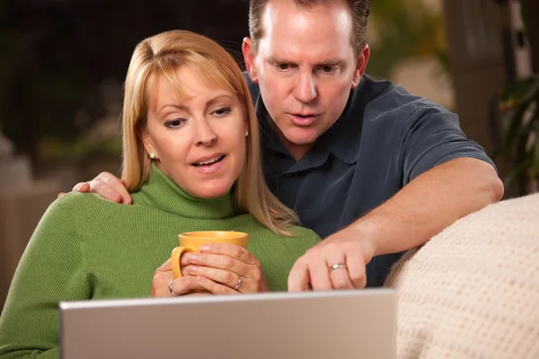 Stilig lyckliga paret med sin laptop — Stockfoto