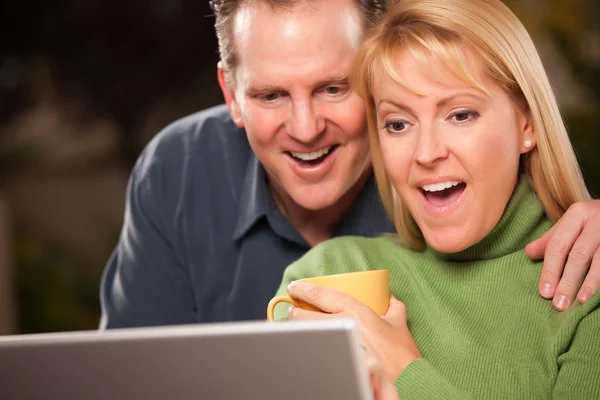 Par med deras laptop tillsammans — Stockfoto