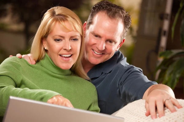 Knappe gelukkige paar met behulp van hun laptop — Stockfoto