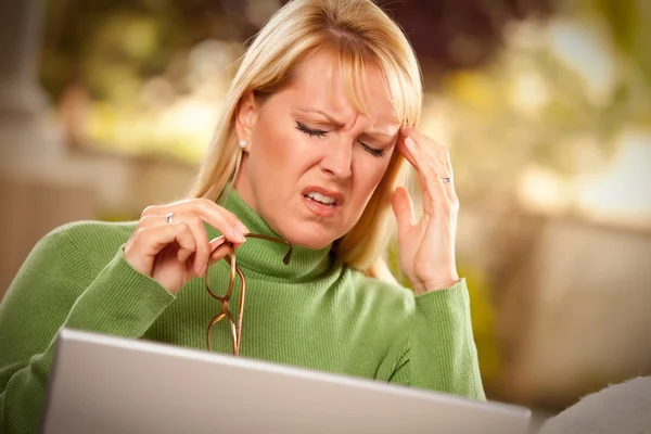 Grimacing Woman Using Laptop — Stock Photo, Image