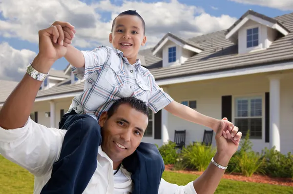 Lekfull spansktalande far och son, hus — Stockfoto