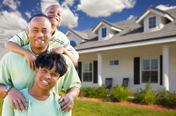 Atraente casa nova da família afro-americana — Fotografia de Stock