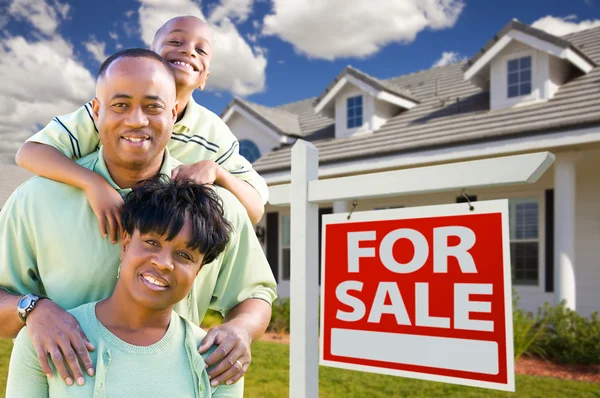 Lycklig familj, för försäljning tecken och hus — Stockfoto