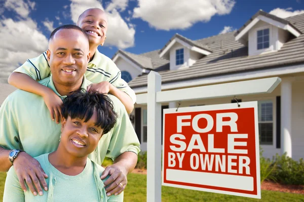 African American Family, For Sale Sign — Stock Photo, Image