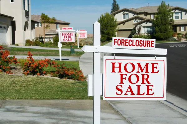 Fila de carteles inmobiliarios de ejecución hipotecaria — Foto de Stock