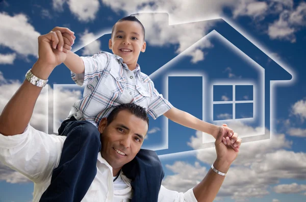 Padre e hijo hispanos, nubes, casa —  Fotos de Stock