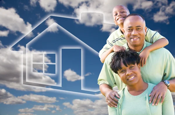 Famille afro-américaine heureuse sur les nuages — Photo