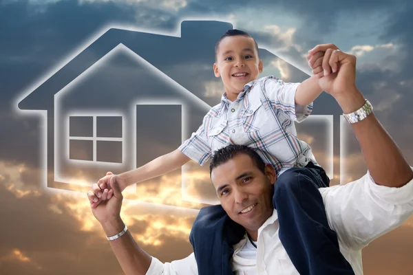 Pai e filho hispânicos sobre o céu, casa — Fotografia de Stock
