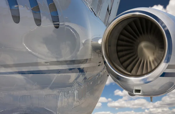 Privat jetplan och motorn abstrakt på himlen — Stockfoto