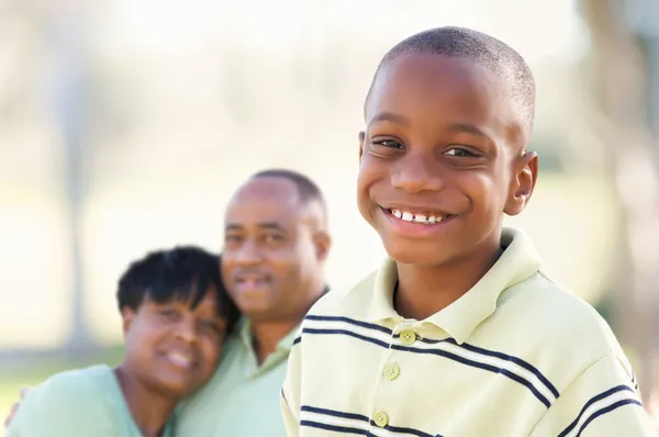 Africano americano chico con padres — Foto de Stock