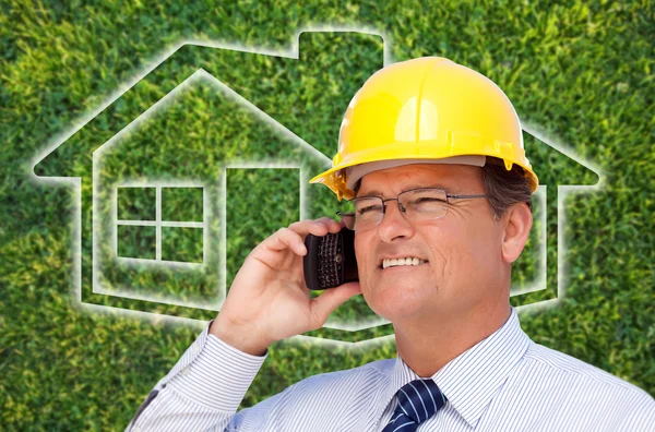 Bauunternehmer telefoniert über Haus — Stockfoto