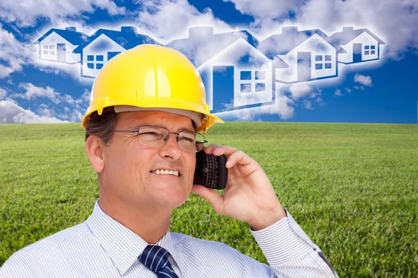 Vállalkozó, mobiltelefon házak felett — Stock Fotó