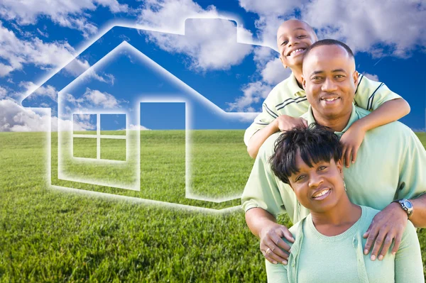 Famiglia afroamericana su erba, Casa — Foto Stock