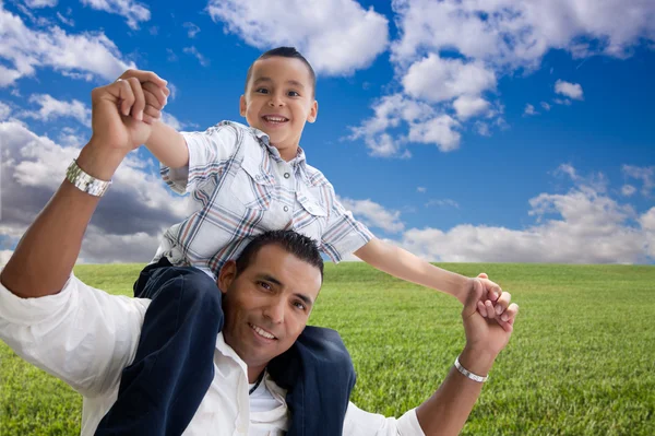Szczęśliwy hiszpanin ojciec i syn na trawie — Zdjęcie stockowe