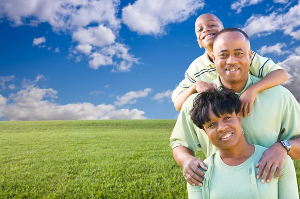 Glückliche afrikanisch-amerikanische Familie über Gras — Stockfoto