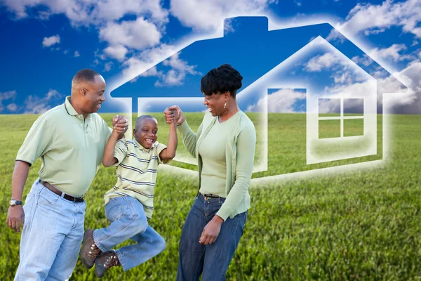 Amerikansk familj på gräs, hus — Stockfoto