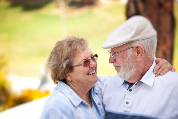 Šťastný starší pár těší navzájem — Stock fotografie