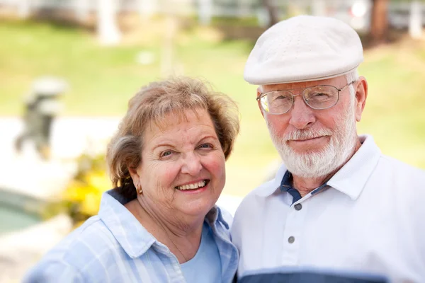 Boldog, minden más élvező idősebb pár — Stock Fotó