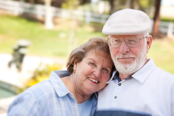 Счастливая старшая пара наслаждается друг другом — стоковое фото