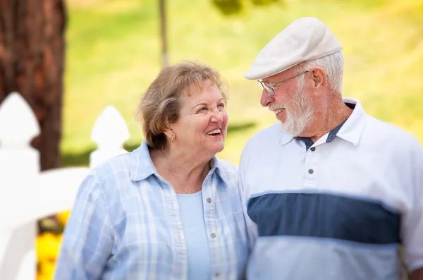 Lyckliga äldre par njuter av varandra — Stockfoto