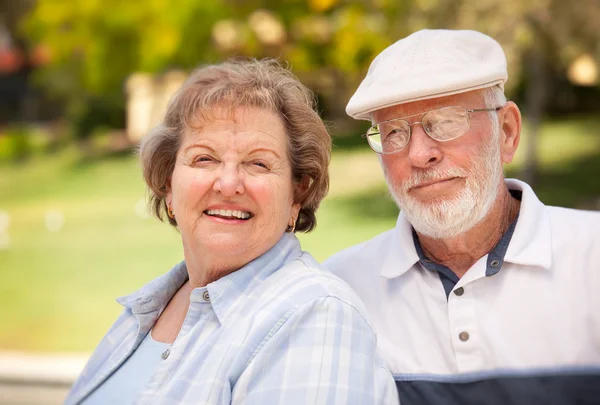 Щаслива старша пара насолоджуючись один одного — стокове фото