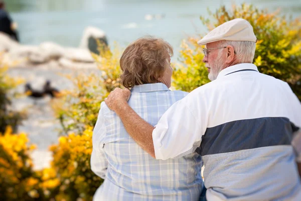 Felice coppia anziana godendo l'un l'altro — Foto Stock