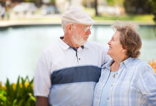 Lyckliga äldre par njuter av varandra — Stockfoto