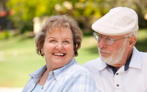Счастливая старшая пара наслаждается друг другом — стоковое фото